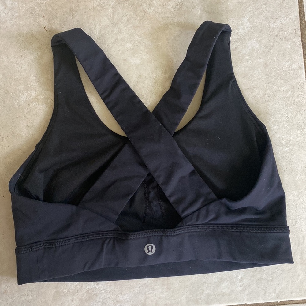 Black lululemon sports bra size small